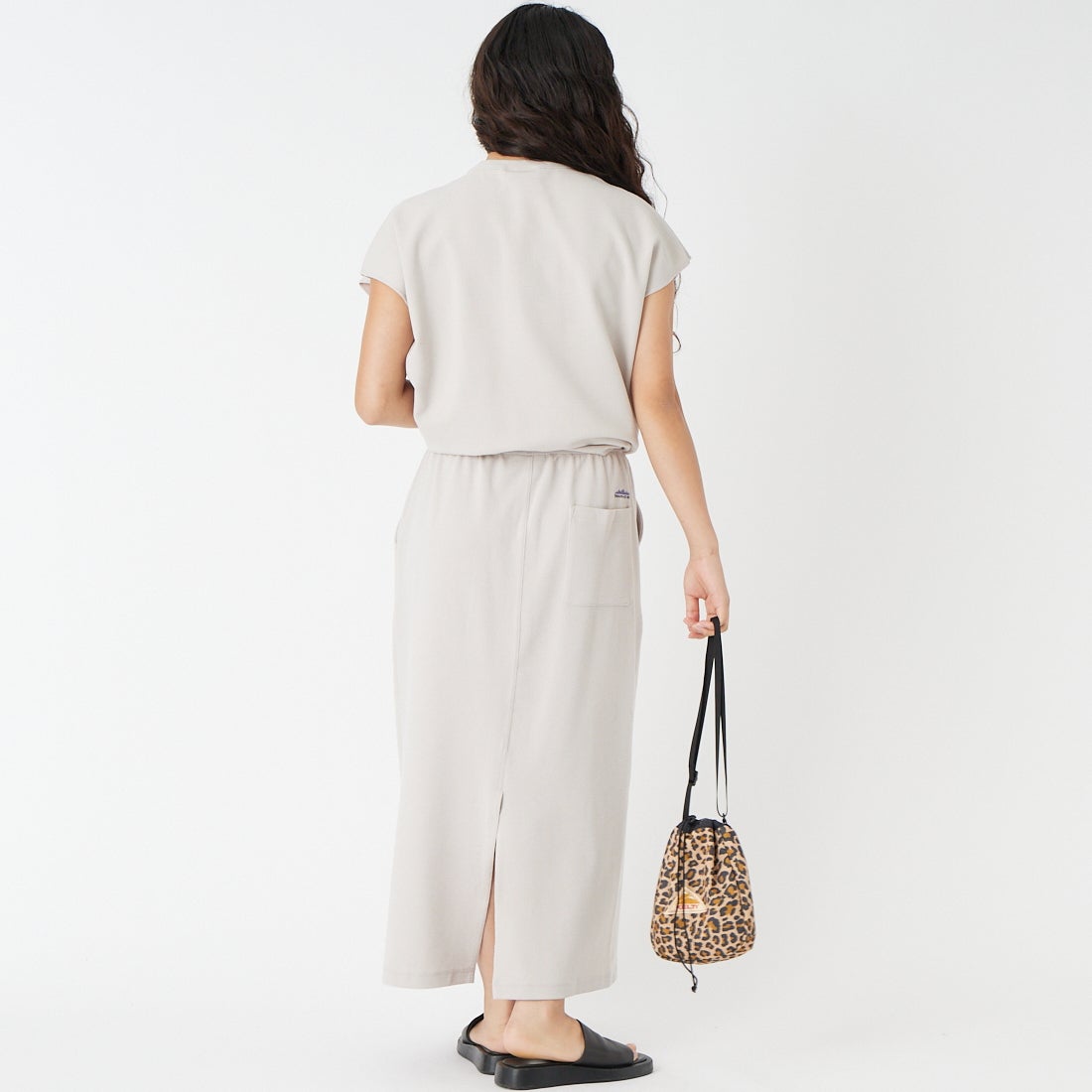THOUSAND MILE [サウザンド マイル] テックワッフルイージースカート [TM261WF00112] 15 GREIGE &&モデル身長：162cm 着用サイズ：F&&