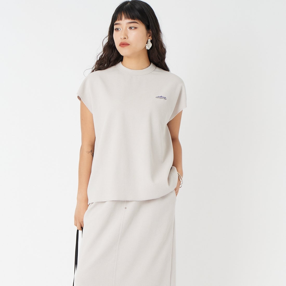 THOUSAND MILE [サウザンド マイル] テックワッフル フレンチスリーブTシャツ [TM261WF00552] 15 GREIGE &&モデル身長：162cm 着用サイズ：F&&