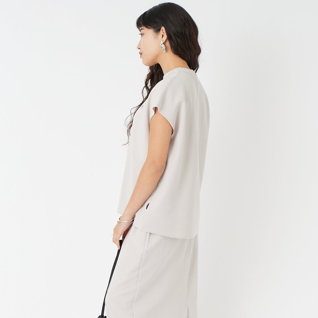 THOUSAND MILE [サウザンド マイル] テックワッフル フレンチスリーブTシャツ [TM261WF00552] 15 GREIGE &&モデル身長：162cm 着用サイズ：F&&