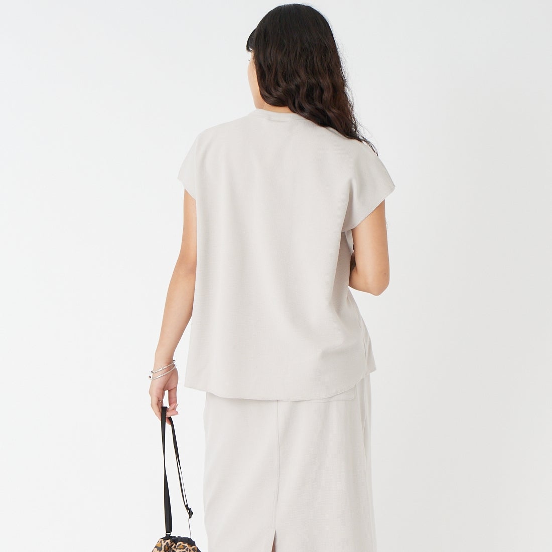 THOUSAND MILE [サウザンド マイル] テックワッフル フレンチスリーブTシャツ [TM261WF00552] 15 GREIGE &&モデル身長：162cm 着用サイズ：F&&