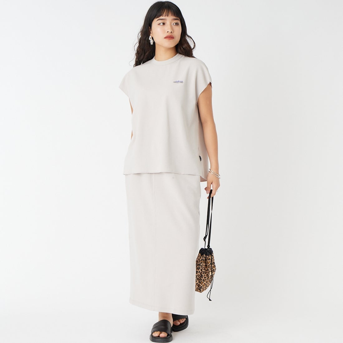 THOUSAND MILE [サウザンド マイル] テックワッフル フレンチスリーブTシャツ [TM261WF00552] 15 GREIGE &&モデル身長：162cm 着用サイズ：F&&