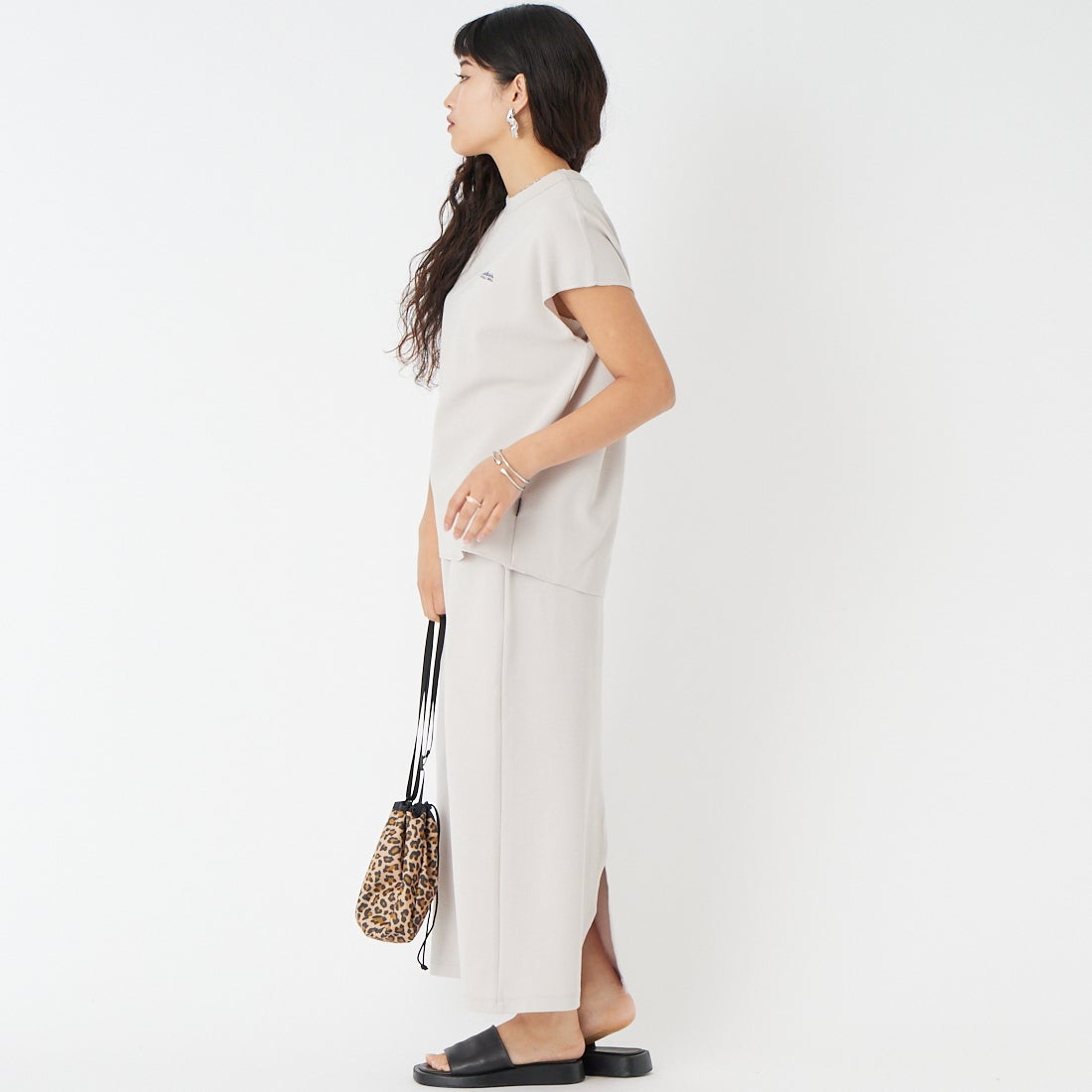THOUSAND MILE [サウザンド マイル] テックワッフル フレンチスリーブTシャツ [TM261WF00552] 15 GREIGE &&モデル身長：162cm 着用サイズ：F&&