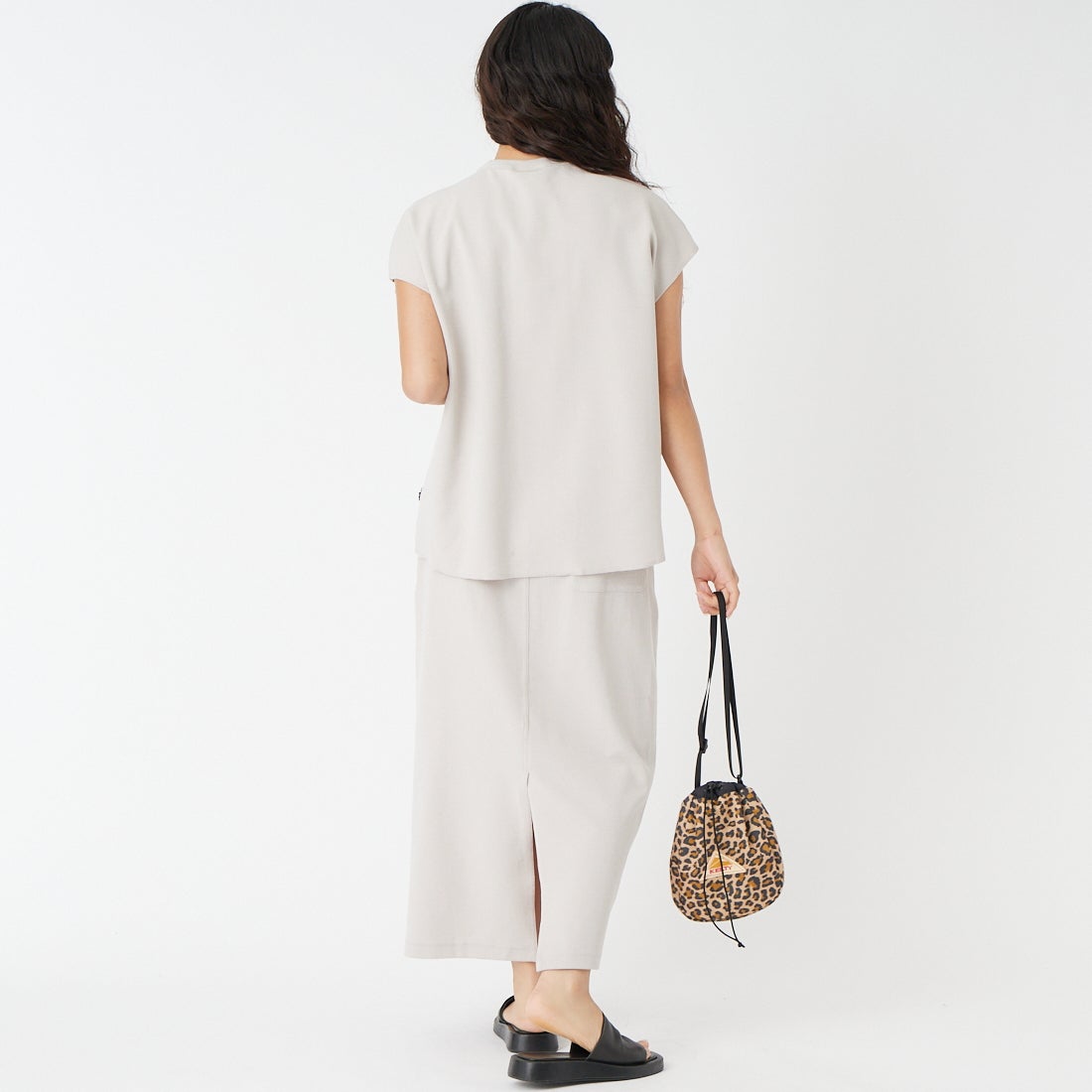 THOUSAND MILE [サウザンド マイル] テックワッフル フレンチスリーブTシャツ [TM261WF00552] 15 GREIGE &&モデル身長：162cm 着用サイズ：F&&