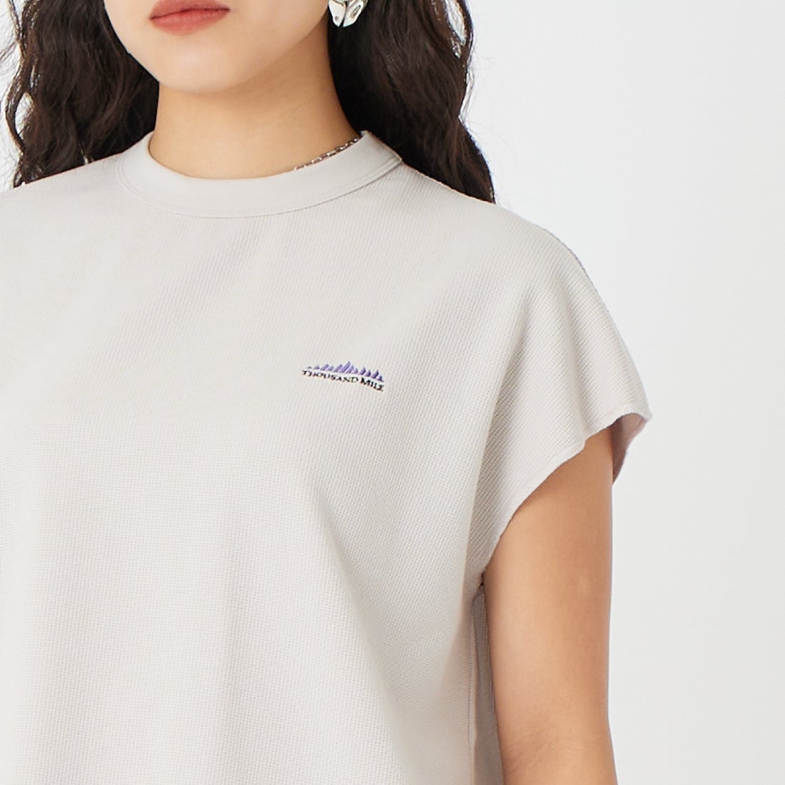 THOUSAND MILE [サウザンド マイル] テックワッフル フレンチスリーブTシャツ [TM261WF00552] 15 GREIGE &&モデル身長：162cm 着用サイズ：F&&