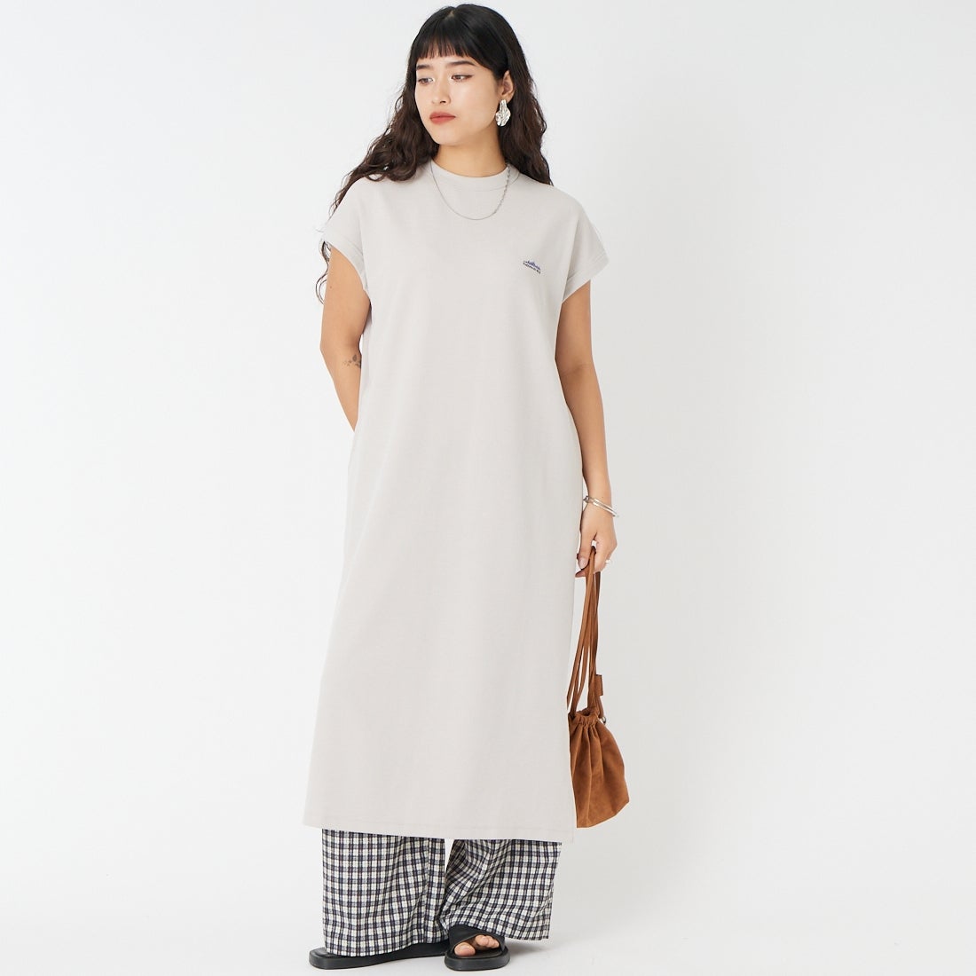 THOUSAND MILE [サウザンド マイル] テックワッフル フレンチスリーブワンピース [TM261WF00542] 15 GREIGE &&モデル身長：162cm 着用サイズ：F&&