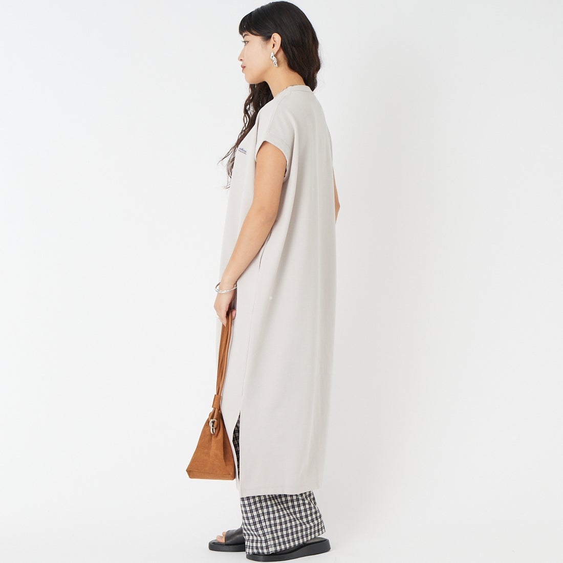 THOUSAND MILE [サウザンド マイル] テックワッフル フレンチスリーブワンピース [TM261WF00542] 15 GREIGE &&モデル身長：162cm 着用サイズ：F&&