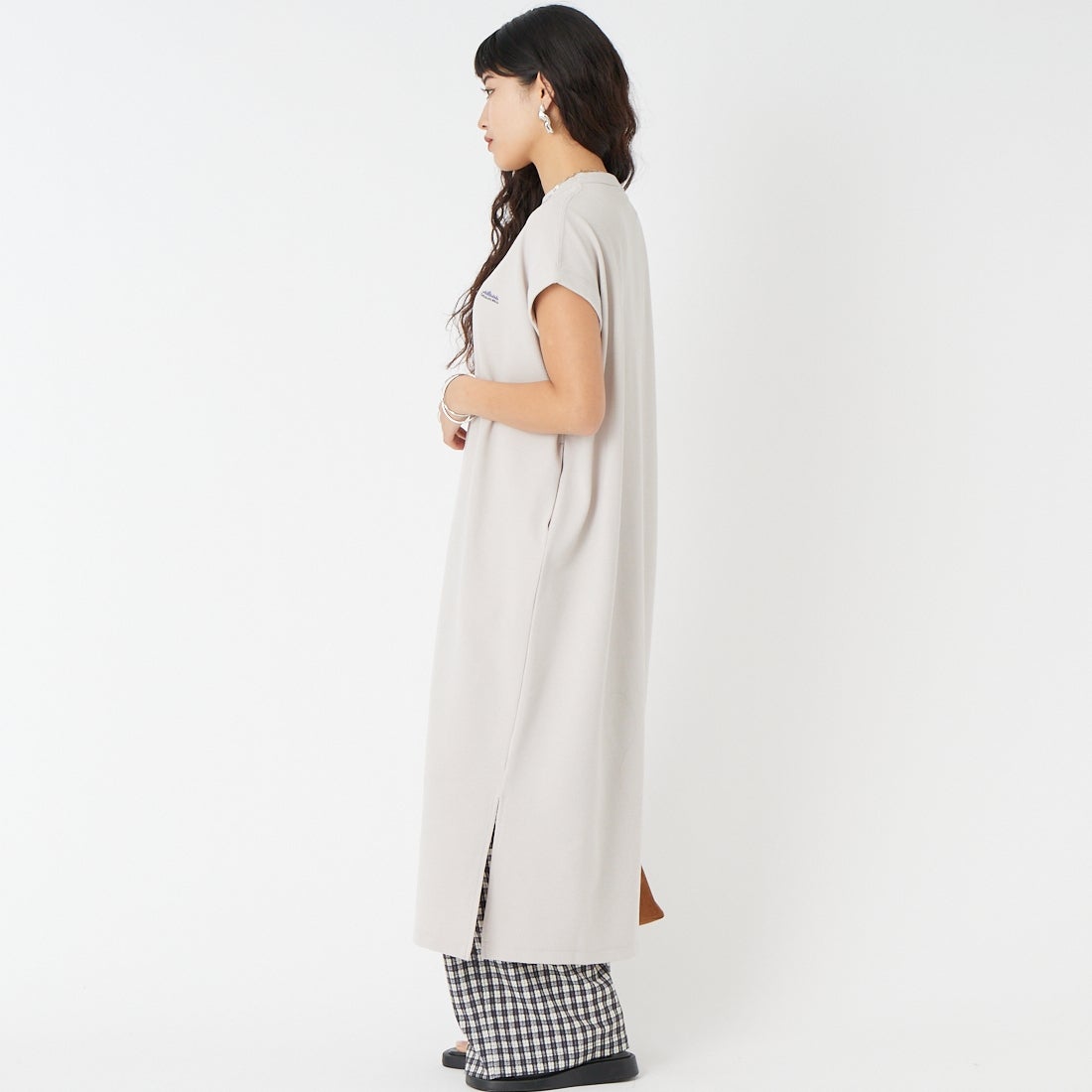 THOUSAND MILE [サウザンド マイル] テックワッフル フレンチスリーブワンピース [TM261WF00542] 15 GREIGE &&モデル身長：162cm 着用サイズ：F&&