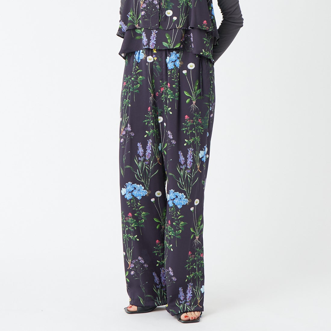TICCA [ティッカ] フラワープリントパンツ [TBFS-422] NAVY &&モデル身長：162cm 着用サイズ：F&&