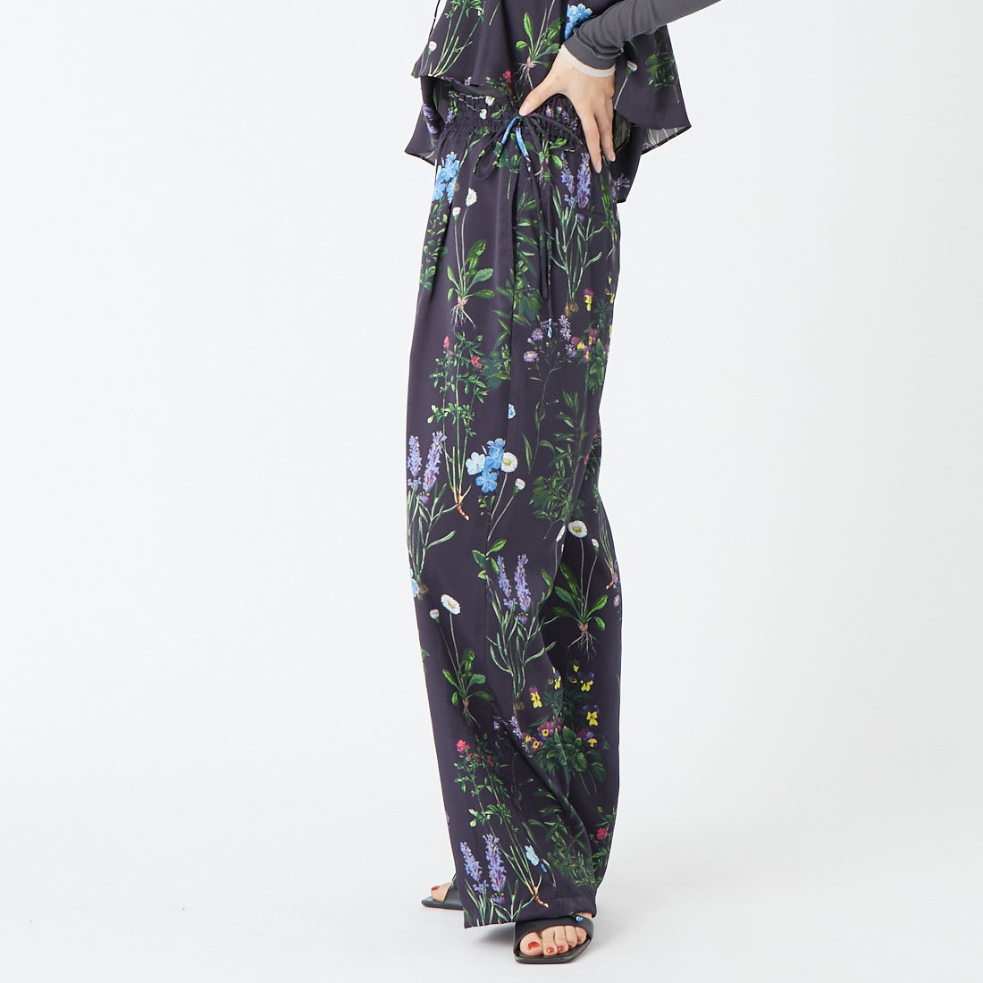 TICCA [ティッカ] フラワープリントパンツ [TBFS-422] NAVY &&モデル身長：162cm 着用サイズ：F&&