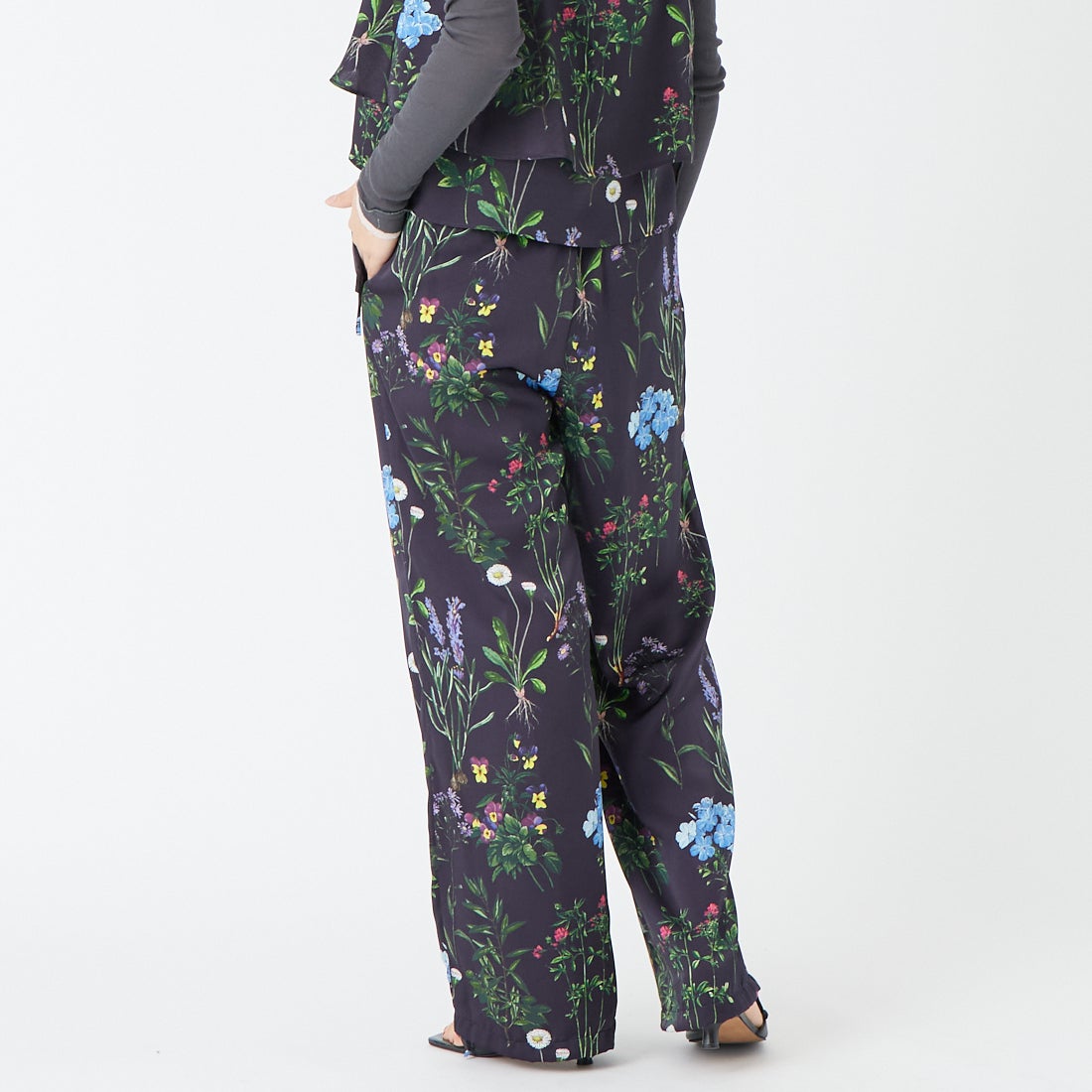 TICCA [ティッカ] フラワープリントパンツ [TBFS-422] NAVY &&モデル身長：162cm 着用サイズ：F&&