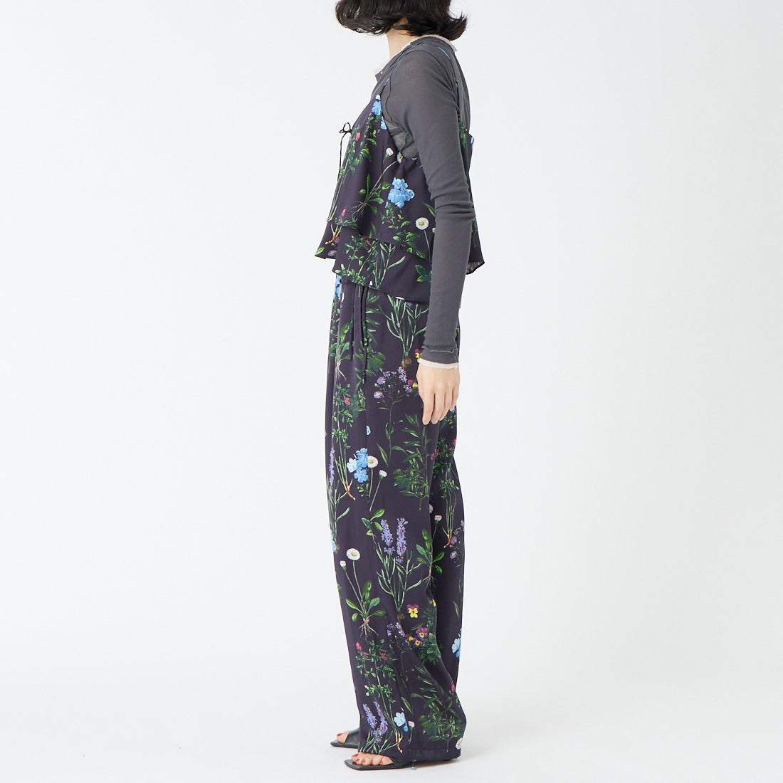 TICCA [ティッカ] フラワープリントパンツ [TBFS-422] NAVY &&モデル身長：162cm 着用サイズ：F&&