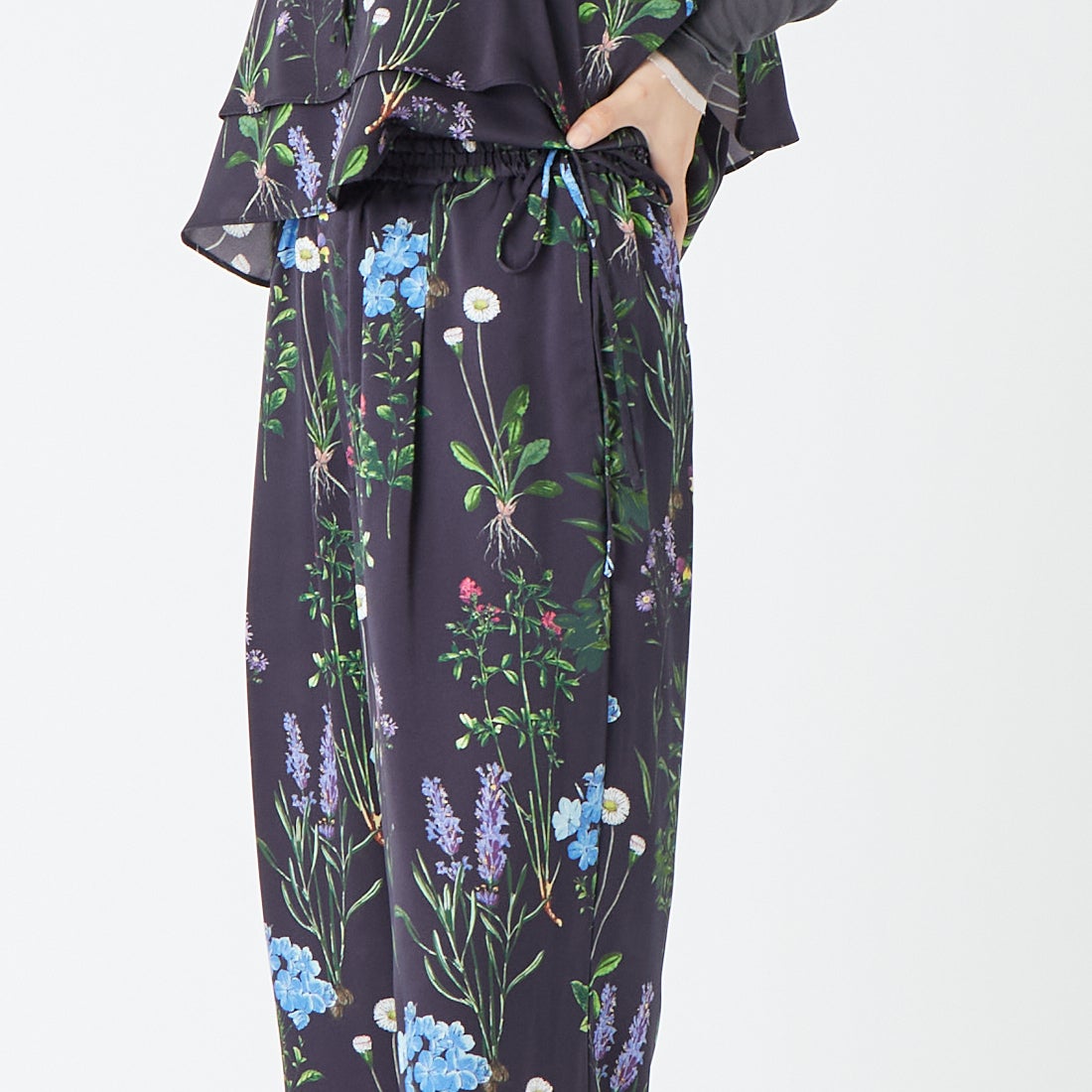 TICCA [ティッカ] フラワープリントパンツ [TBFS-422] NAVY &&モデル身長：162cm 着用サイズ：F&&