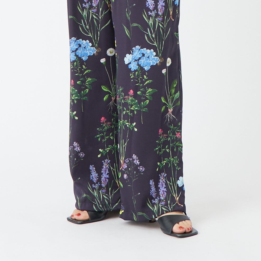 TICCA [ティッカ] フラワープリントパンツ [TBFS-422] NAVY &&モデル身長：162cm 着用サイズ：F&&