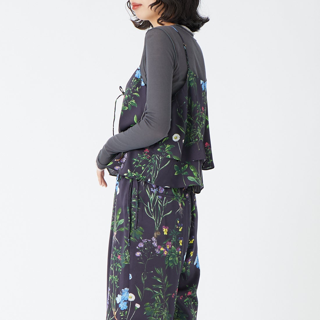 TICCA [ティッカ] 2WAY フラワープリントビスチェ [TBFS-421] NAVY &&モデル身長：162cm 着用サイズ：F&&