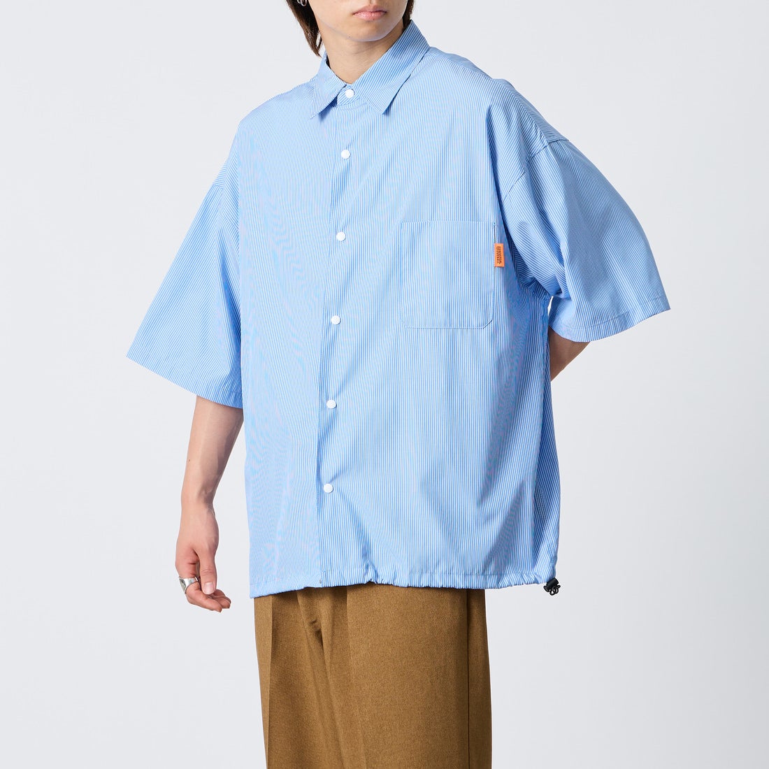 UNIVERSAL OVERALL [ユニバーサルオーバーオール] ドローコード付パジャマシャツ [U2611121IN-JF] L.BLUE ST &&モデル身長：177cm 着用サイズ：L&&