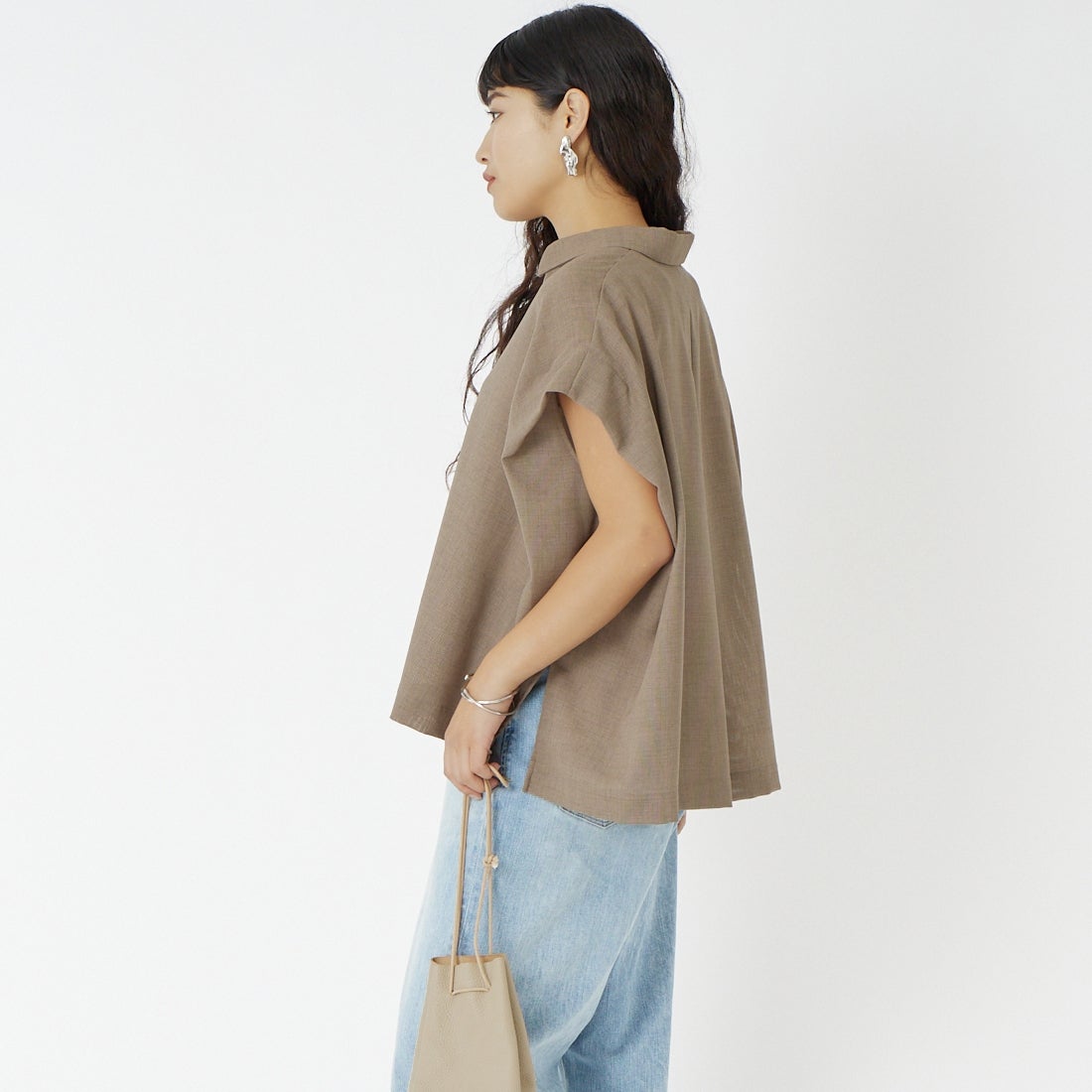 marmors [マルモア] ショルダータックフレアシャツ [0226101030] BEIGE &&モデル身長：162cm 着用サイズ：36&&