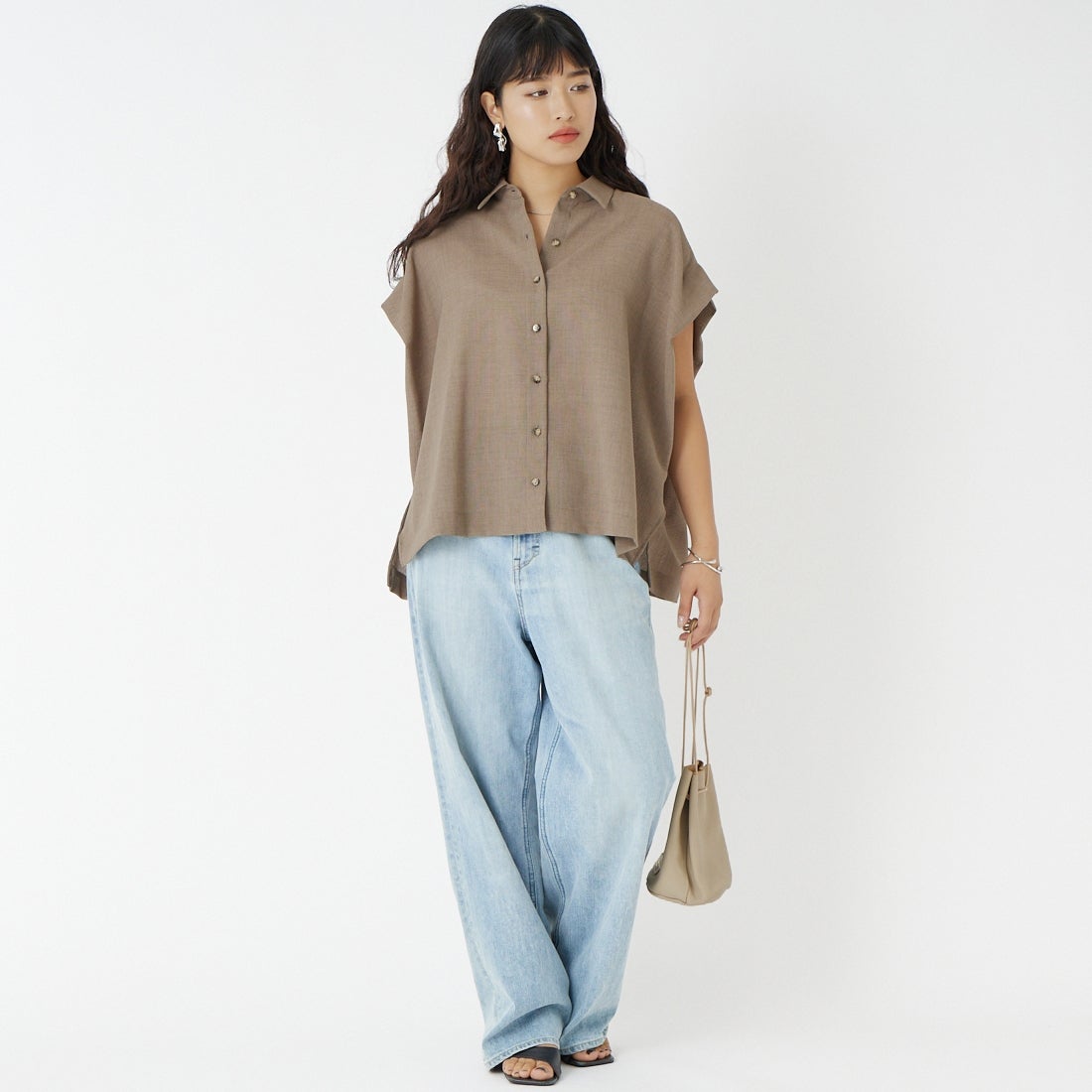 marmors [マルモア] ショルダータックフレアシャツ [0226101030] BEIGE &&モデル身長：162cm 着用サイズ：36&&