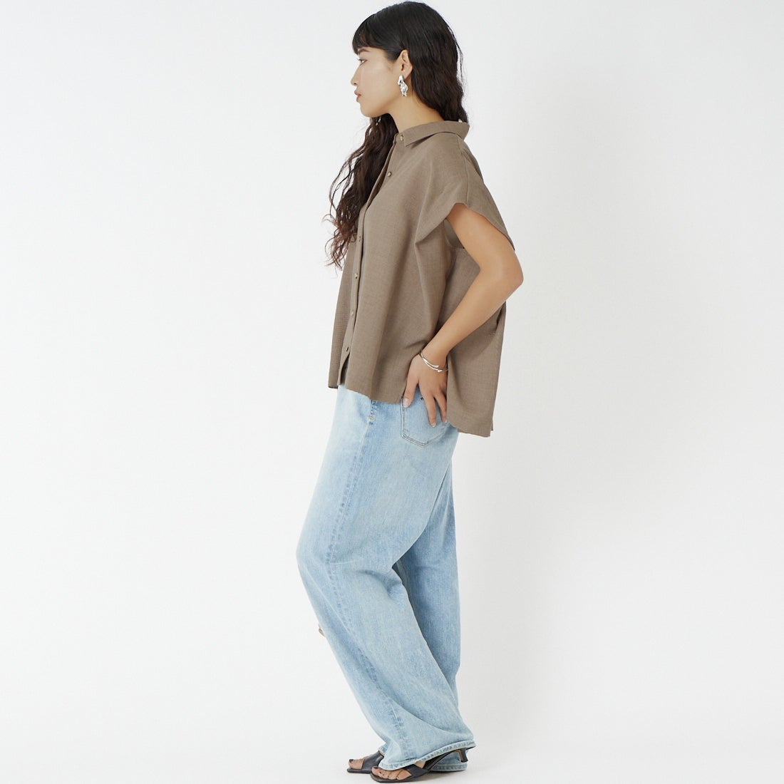 marmors [マルモア] ショルダータックフレアシャツ [0226101030] BEIGE &&モデル身長：162cm 着用サイズ：36&&