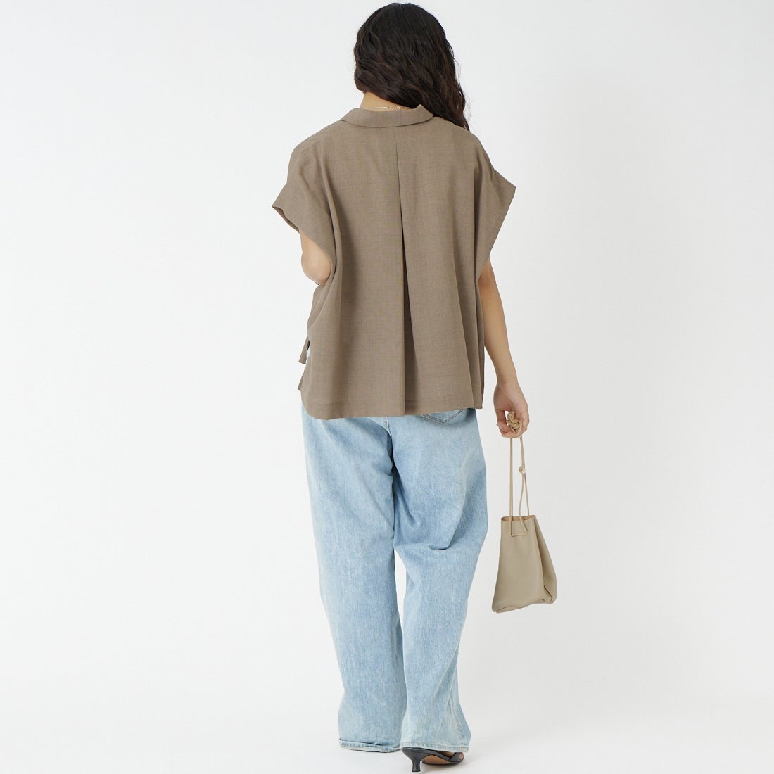 marmors [マルモア] ショルダータックフレアシャツ [0226101030] BEIGE &&モデル身長：162cm 着用サイズ：36&&