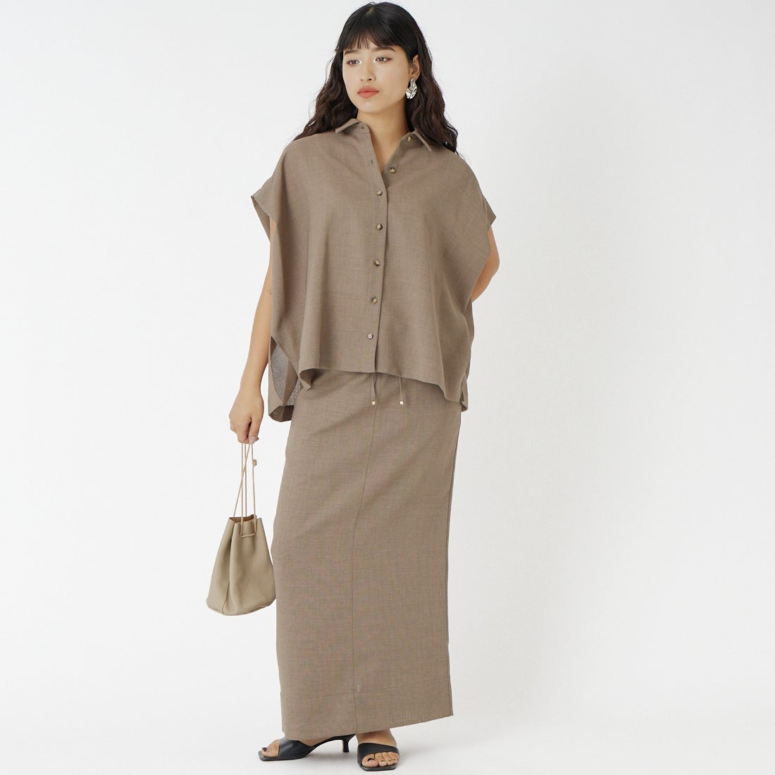 marmors [マルモア] ショルダータックフレアシャツ [0226101030] BEIGE &&モデル身長：162cm 着用サイズ：36&&