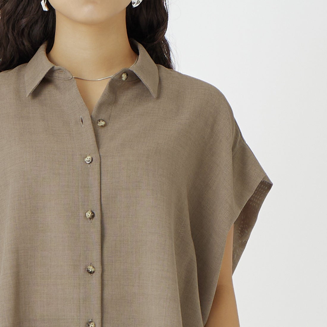 marmors [マルモア] ショルダータックフレアシャツ [0226101030] BEIGE &&モデル身長：162cm 着用サイズ：36&&モア] ショルダータックフレアシャツ [0226101030]
