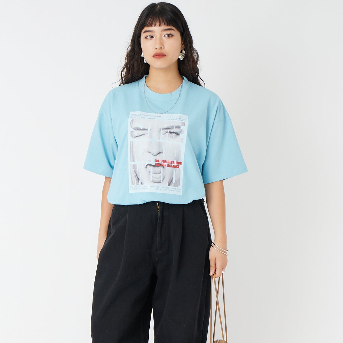 MAISON SPECIAL [メゾンスペシャル] SOME KINDA MOOD ショートスリーブTシャツ [21261415312] BLU &&モデル身長：162cm 着用サイズ：F&&
