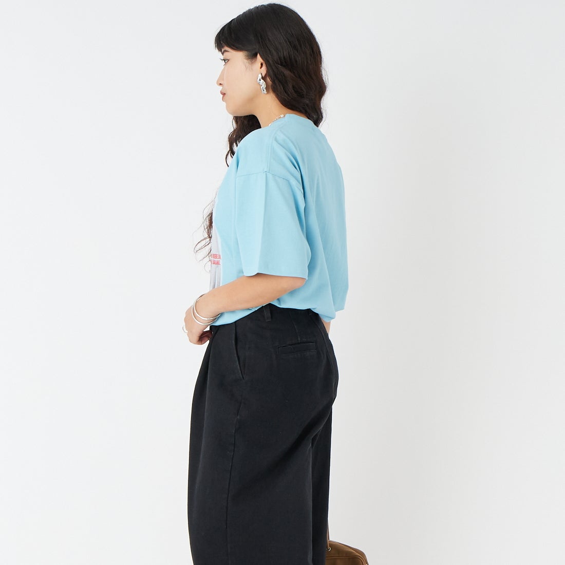 MAISON SPECIAL [メゾンスペシャル] SOME KINDA MOOD ショートスリーブTシャツ [21261415312] BLU &&モデル身長：162cm 着用サイズ：F&&