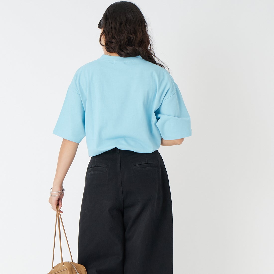 MAISON SPECIAL [メゾンスペシャル] SOME KINDA MOOD ショートスリーブTシャツ [21261415312] BLU &&モデル身長：162cm 着用サイズ：F&&