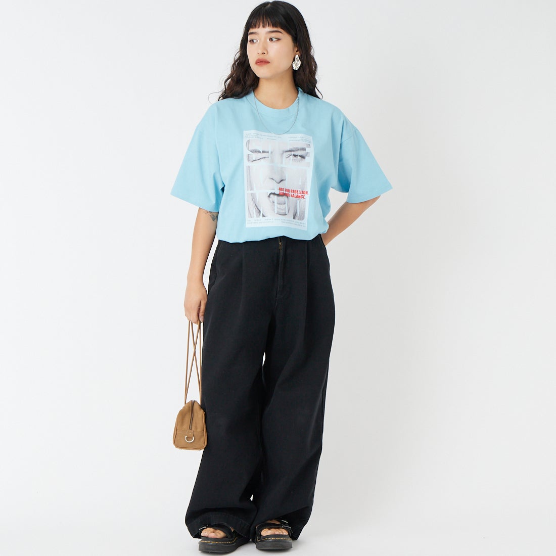 MAISON SPECIAL [メゾンスペシャル] SOME KINDA MOOD ショートスリーブTシャツ [21261415312] BLU &&モデル身長：162cm 着用サイズ：F&&