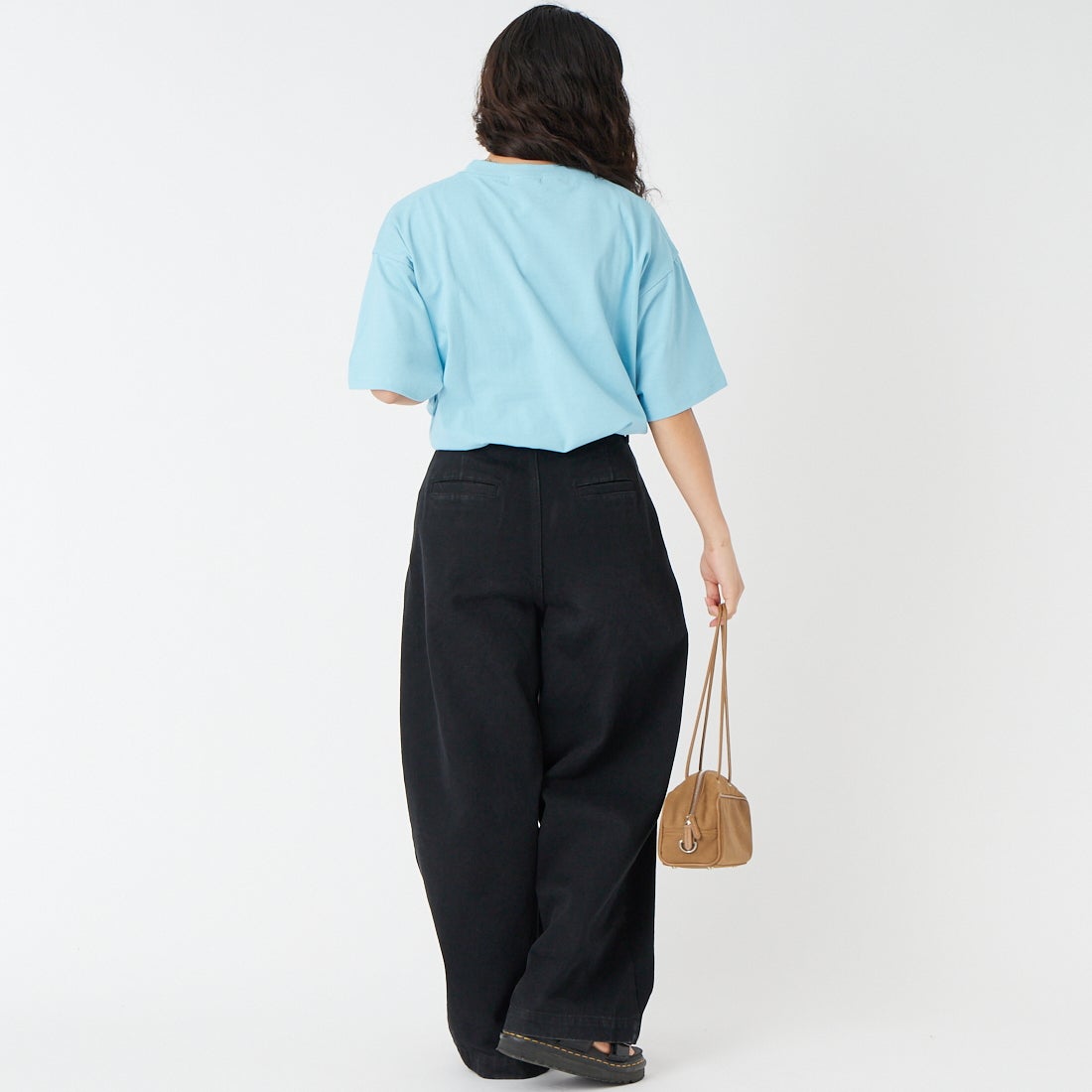 MAISON SPECIAL [メゾンスペシャル] SOME KINDA MOOD ショートスリーブTシャツ [21261415312] BLU &&モデル身長：162cm 着用サイズ：F&&