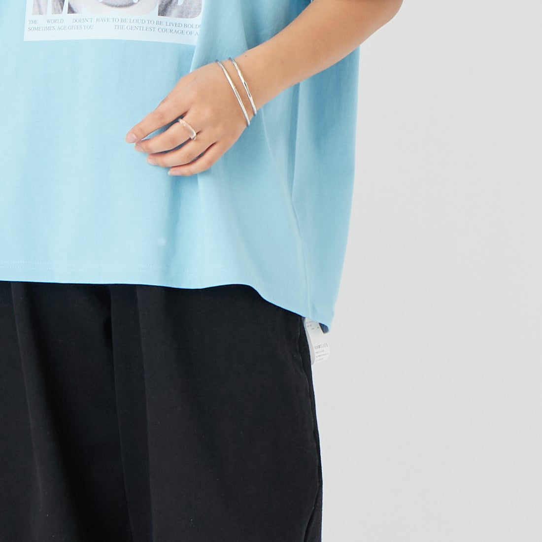 MAISON SPECIAL [メゾンスペシャル] SOME KINDA MOOD ショートスリーブTシャツ [21261415312] BLU &&モデル身長：162cm 着用サイズ：F&&
