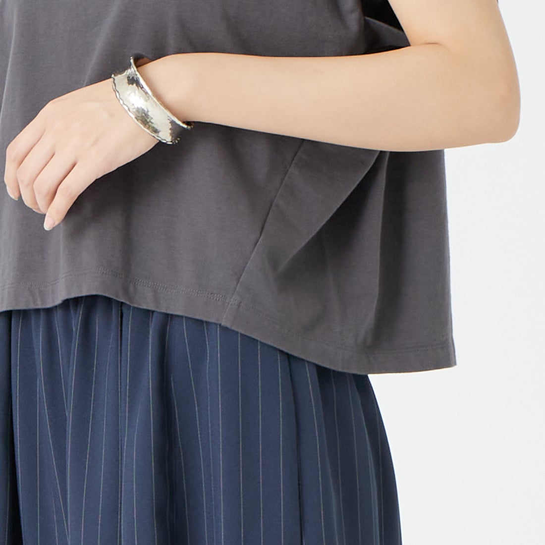 MICA&DEAL [マイカアンドディール] フロッグTシャツ [0126209136] CHARCOAL &&モデル身長：162cm 着用サイズ：F&&