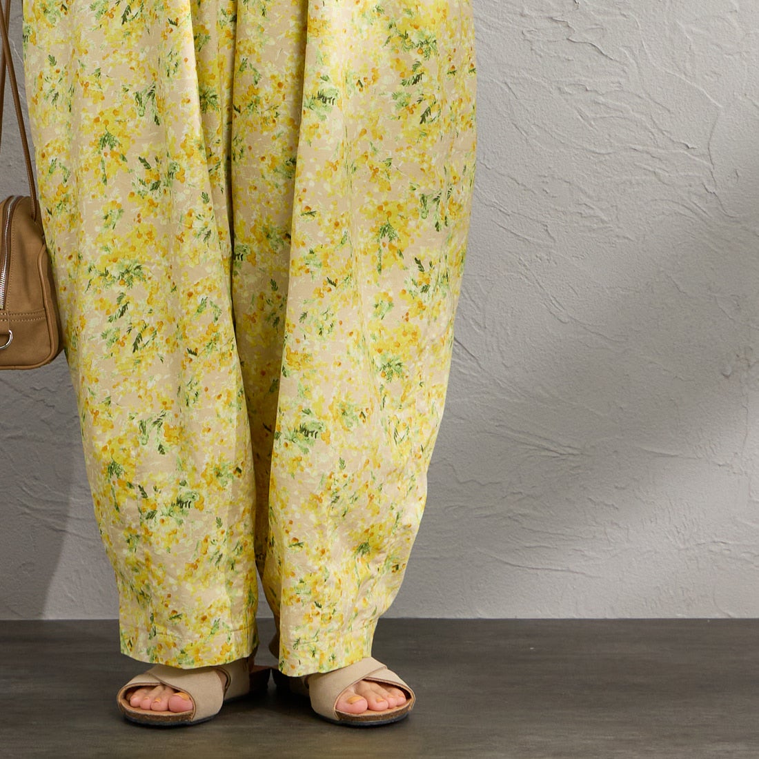 HARVESTY [ハーベスティ] 花柄イージーサーカスパンツ [A12612] 32 BEIGE &&モデル身長：158cm 着用サイズ：1&& [ハーベスティ] 花柄イージーサーカスパンツ [A12612] 19 BLACK