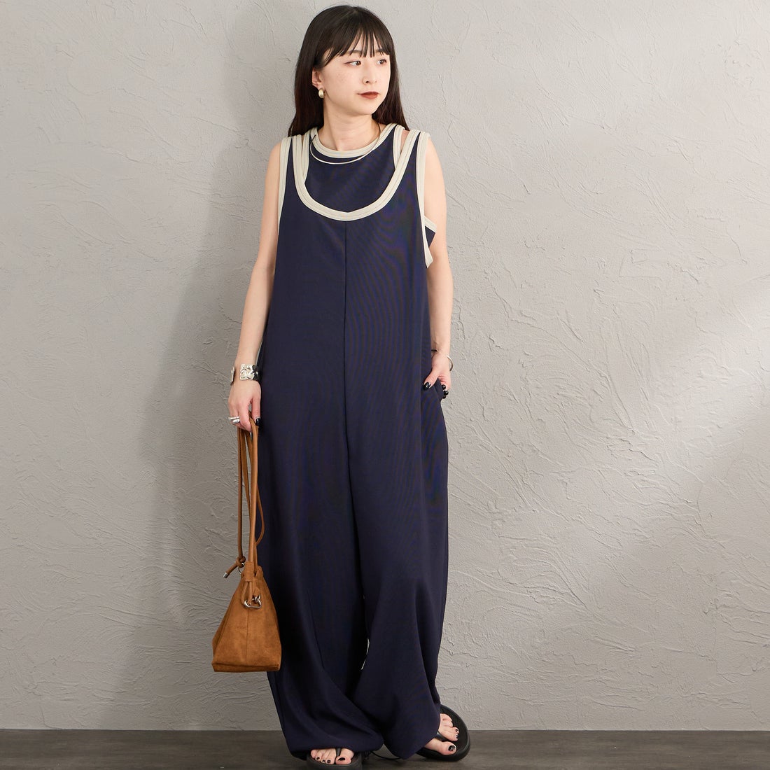 Maison de L'allure [メゾン ドゥ ラリュール] マルチWAYバイカラーロンパース [M26312019] 16 NVY/S.G &&モデル身長：150cm 着用サイズ：F&&