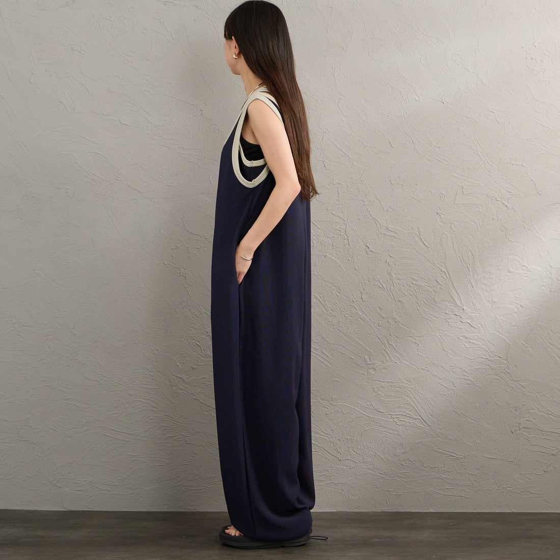 Maison de L'allure [メゾン ドゥ ラリュール] マルチWAYバイカラーロンパース [M26312019] 16 NVY/S.G &&モデル身長：150cm 着用サイズ：F&&