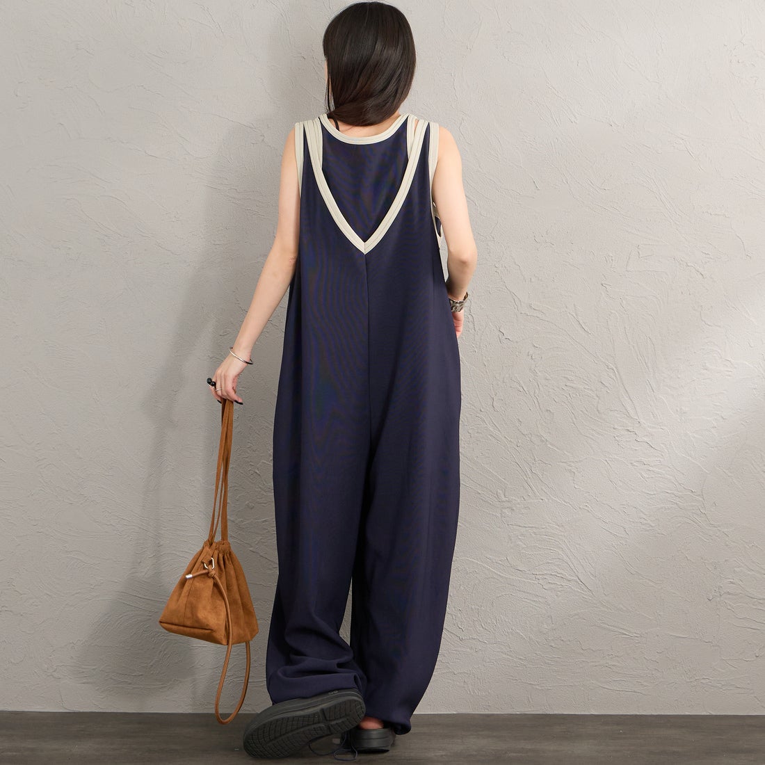 Maison de L'allure [メゾン ドゥ ラリュール] マルチWAYバイカラーロンパース [M26312019] 16 NVY/S.G &&モデル身長：150cm 着用サイズ：F&&