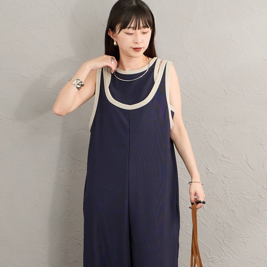 Maison de L'allure [メゾン ドゥ ラリュール] マルチWAYバイカラーロンパース [M26312019] 16 NVY/S.G &&モデル身長：150cm 着用サイズ：F&&