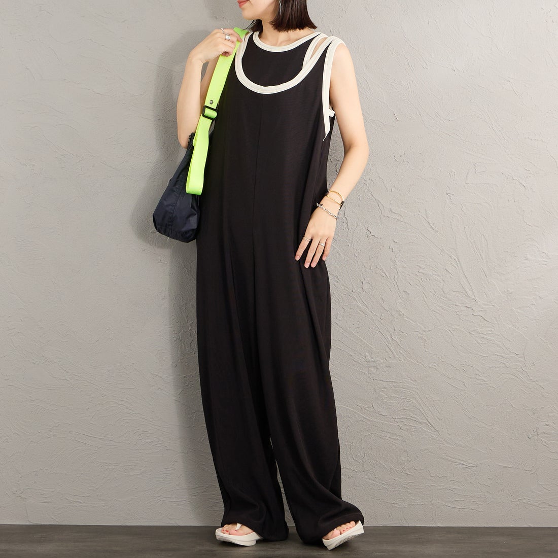 Maison de L'allure [メゾン ドゥ ラリュール] マルチWAYバイカラーロンパース [M26312019] 09 BLK/CRM &&モデル身長：160cm 着用サイズ：F&&