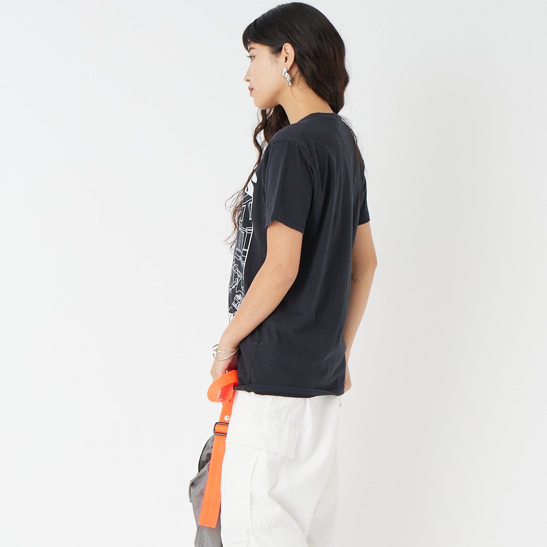 THRIFTY LOOK [スリフティールック] Oasis プリントTシャツ [TL25S044] BLACK &&モデル身長：162cm 着用サイズ：M&&