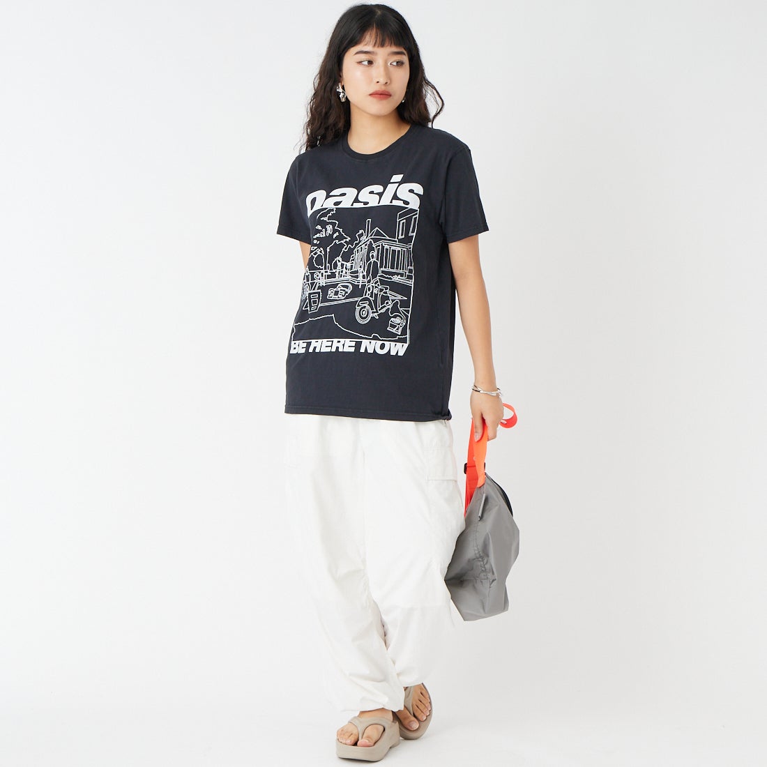THRIFTY LOOK [スリフティールック] Oasis プリントTシャツ [TL25S044] BLACK &&モデル身長：162cm 着用サイズ：M&&