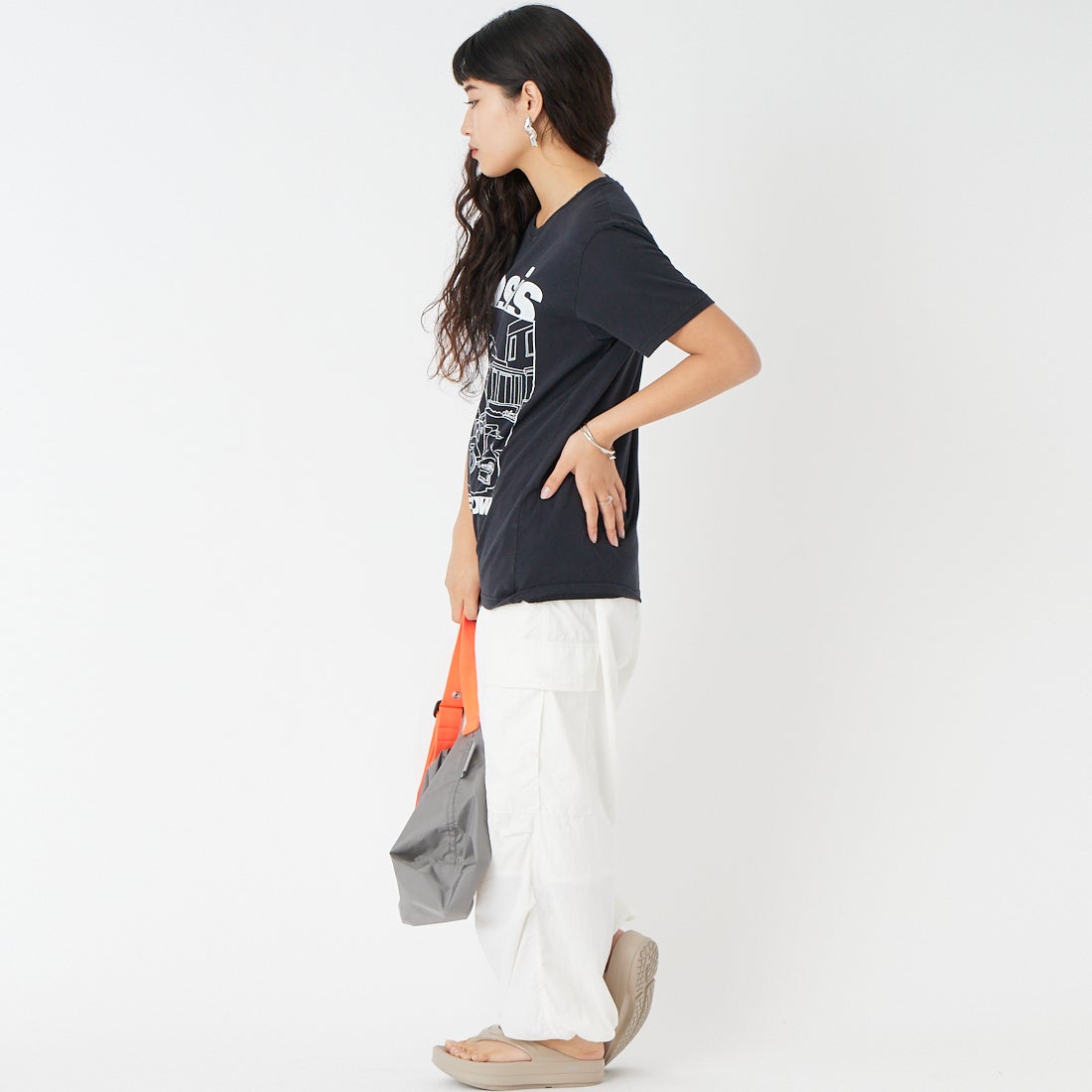 THRIFTY LOOK [スリフティールック] Oasis プリントTシャツ [TL25S044] BLACK &&モデル身長：162cm 着用サイズ：M&&