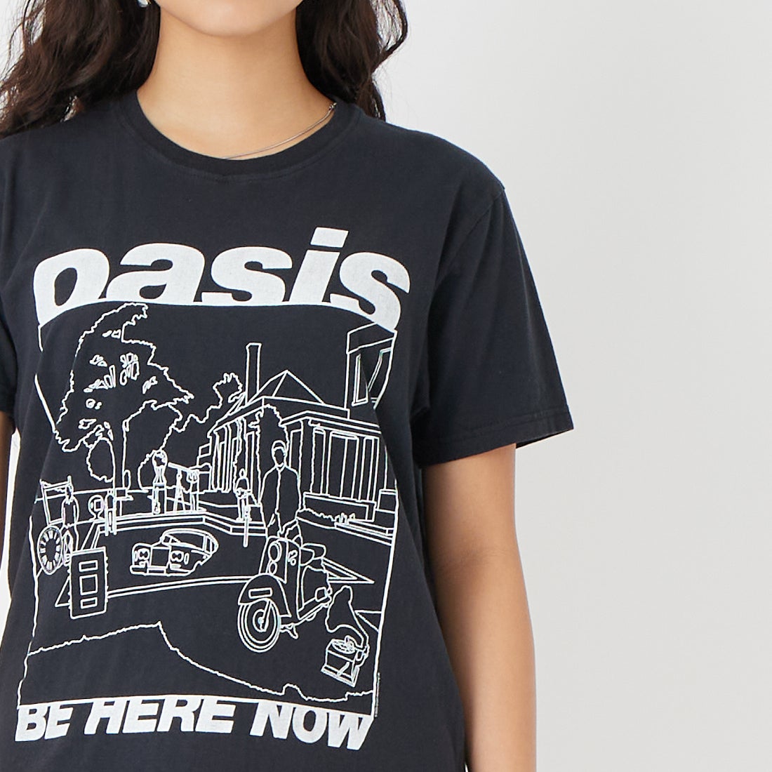 THRIFTY LOOK [スリフティールック] Oasis プリントTシャツ [TL25S044] BLACK &&モデル身長：162cm 着用サイズ：M&&