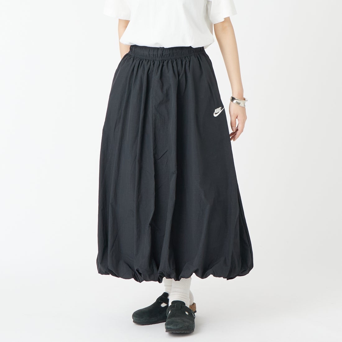 NIKE [ナイキ] ウィンドランナー バルーンスカート [IM7451] 010 BLACK &&モデル身長：162cm 着用サイズ：S&&