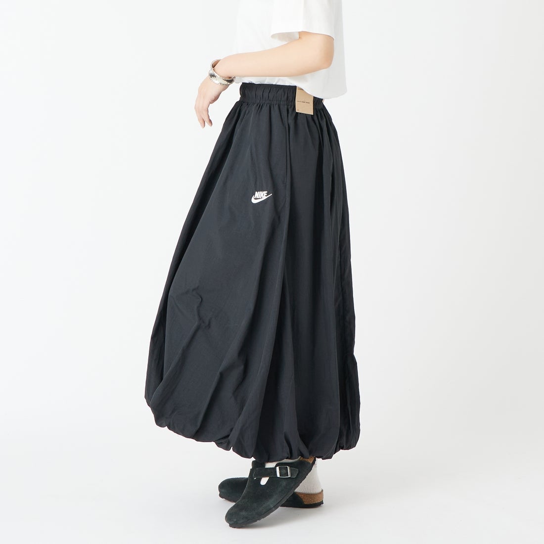 NIKE [ナイキ] ウィンドランナー バルーンスカート [IM7451] 010 BLACK &&モデル身長：162cm 着用サイズ：S&&