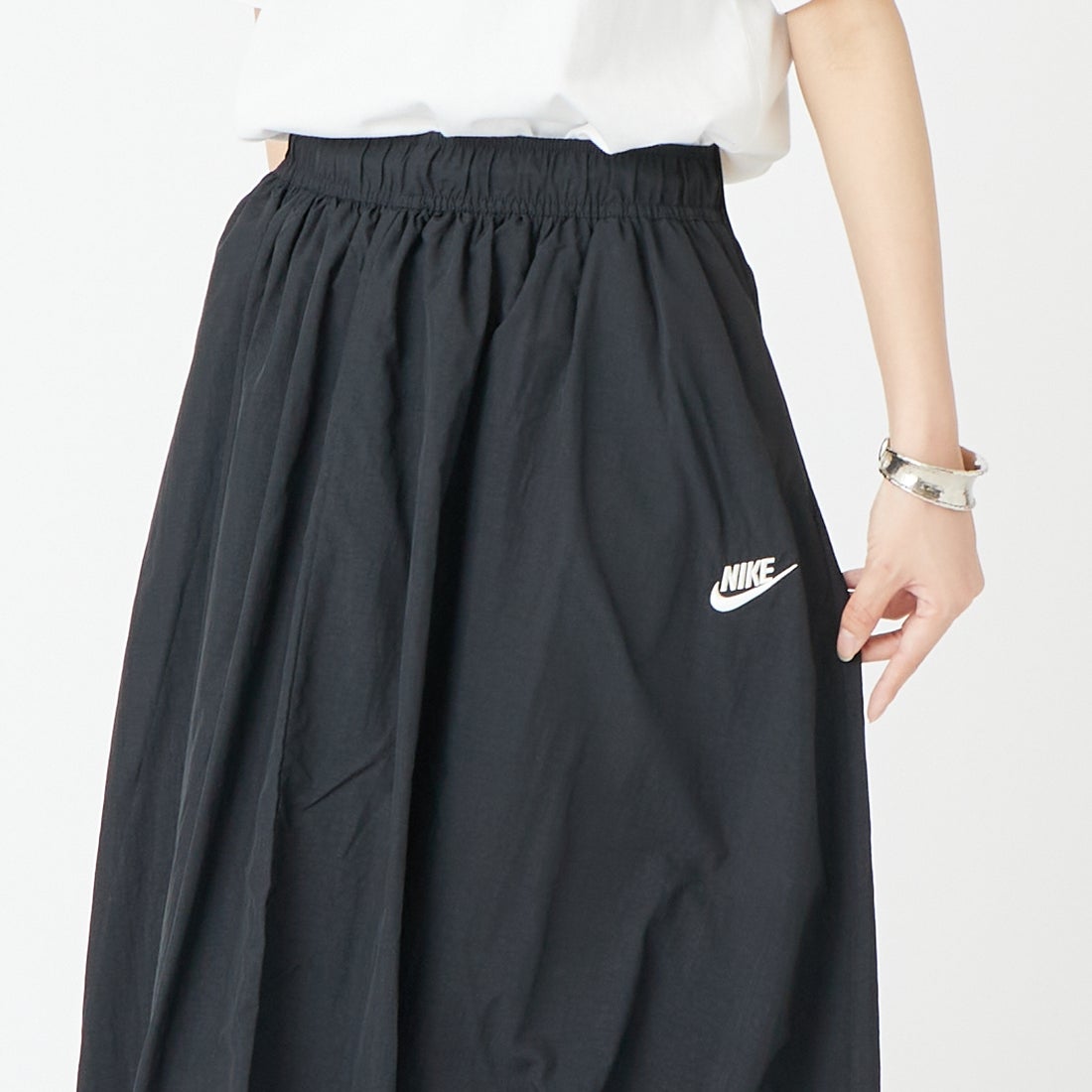 NIKE [ナイキ] ウィンドランナー バルーンスカート [IM7451] 010 BLACK &&モデル身長：162cm 着用サイズ：S&&