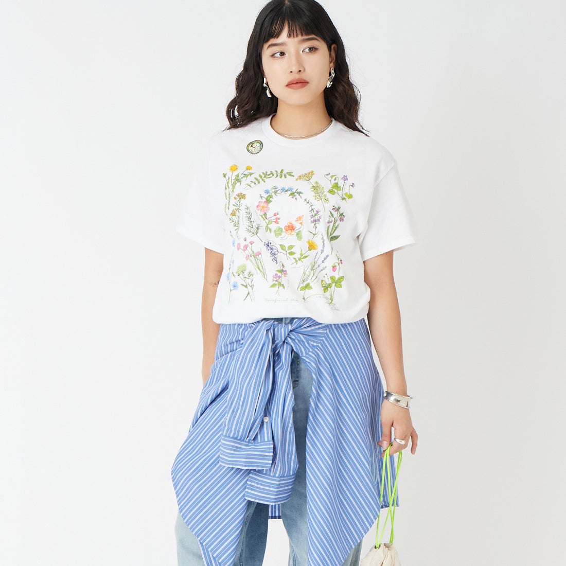 LIBERTY GRAPHICS [リバティーグラフィックス] ベネフィシャルハーブプリントTシャツ [BENEFICIAL-HERBS] WHITE &&モデル身長：162cm 着用サイズ：M&&