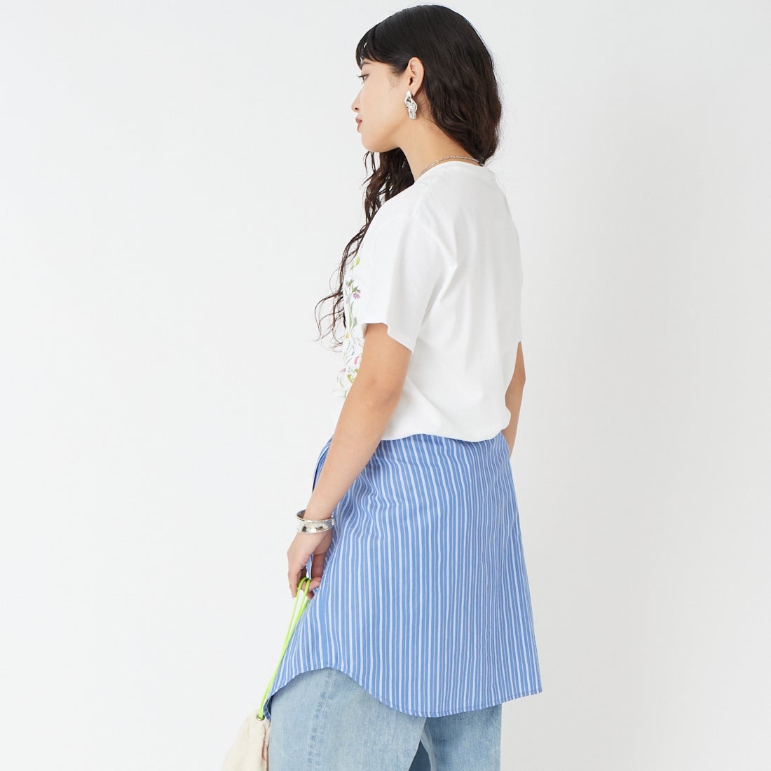 LIBERTY GRAPHICS [リバティーグラフィックス] ベネフィシャルハーブプリントTシャツ [BENEFICIAL-HERBS] WHITE &&モデル身長：162cm 着用サイズ：M&&