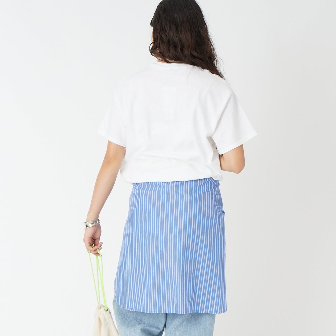 LIBERTY GRAPHICS [リバティーグラフィックス] ベネフィシャルハーブプリントTシャツ [BENEFICIAL-HERBS] WHITE &&モデル身長：162cm 着用サイズ：M&&
