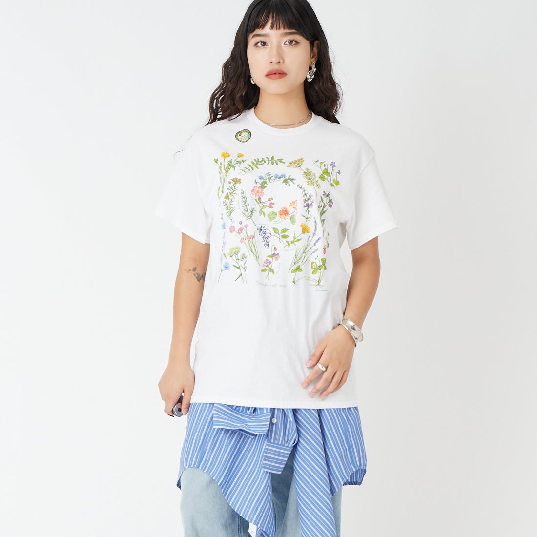 LIBERTY GRAPHICS [リバティーグラフィックス] ベネフィシャルハーブプリントTシャツ [BENEFICIAL-HERBS] WHITE &&モデル身長：162cm 着用サイズ：M&&