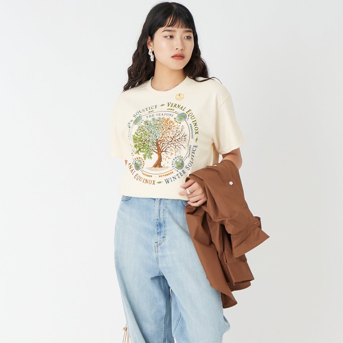 LIBERTY GRAPHICS [リバティーグラフィックス] ザ シーズンズプリントTシャツ [THE-SEASONS] NATURAL &&モデル身長：162cm 着用サイズ：M&&